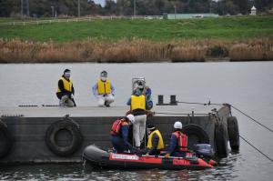 航空機の脱出シューターが利根川に着水した場合の乗客救出訓練