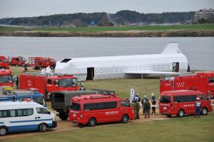 巨大な航空機の模型を使用して訓練を実施