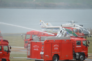 航空機の火災を想定した一斉放水による消火活動訓練